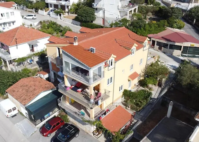 Apartments Mara Seget Vranjica
