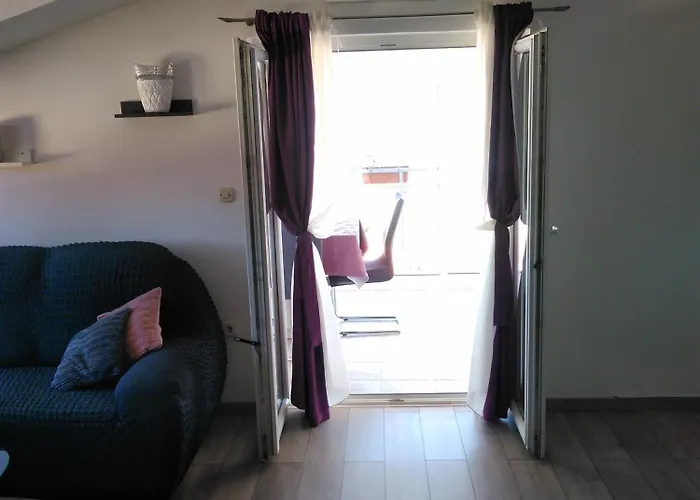 Apartments Mara Seget Vranjica